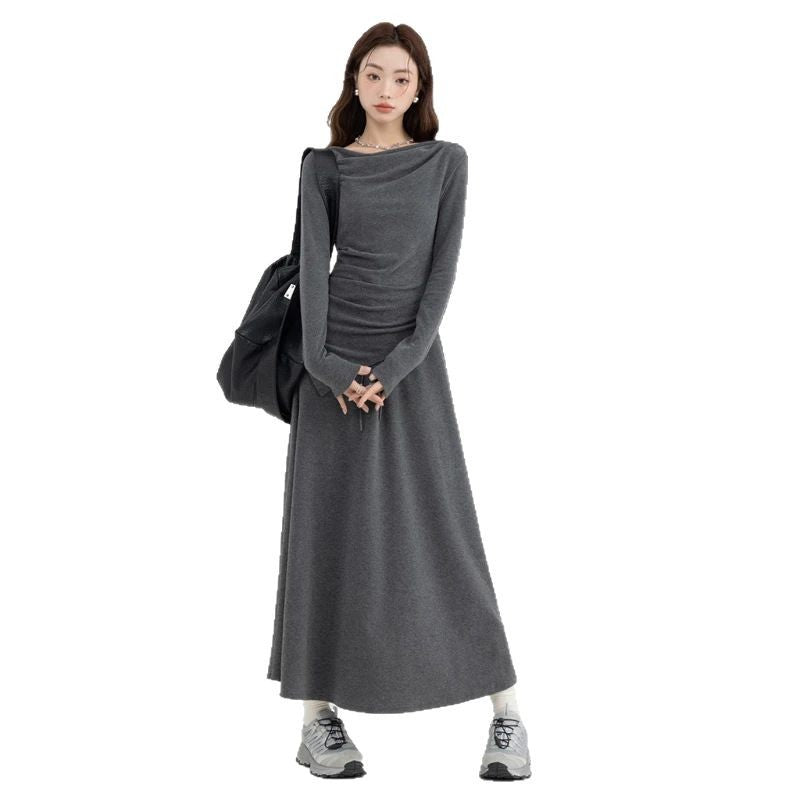 Set casual asimetric cu top și fustă cu umeri goi.