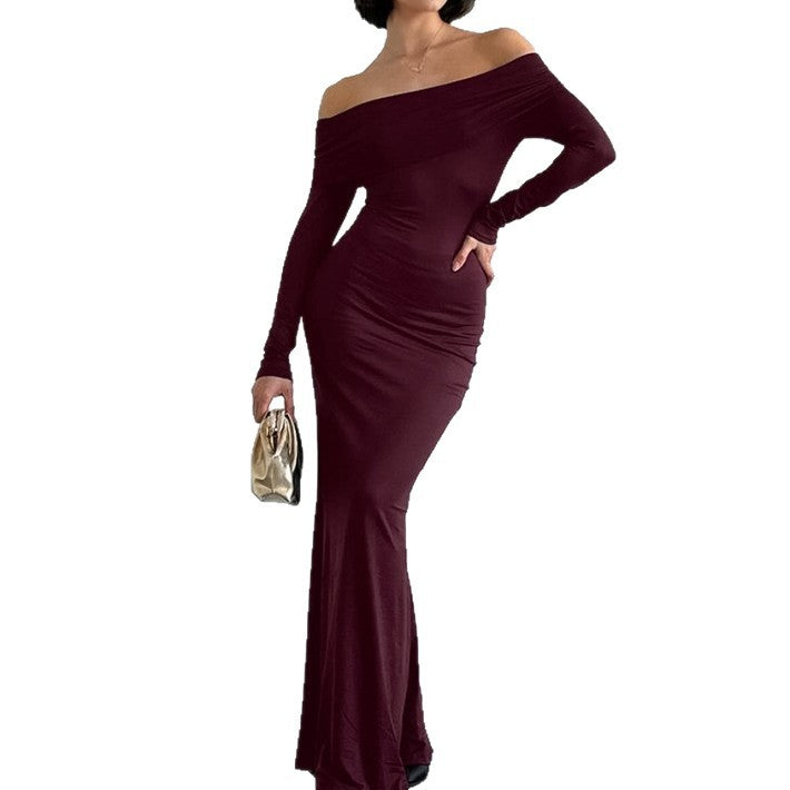 Rochie tip mânecă lungă, cu umerii goi.