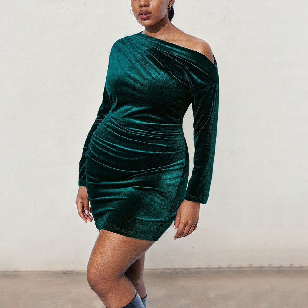 Rochie de seară, cu croială slim, pe un umăr.