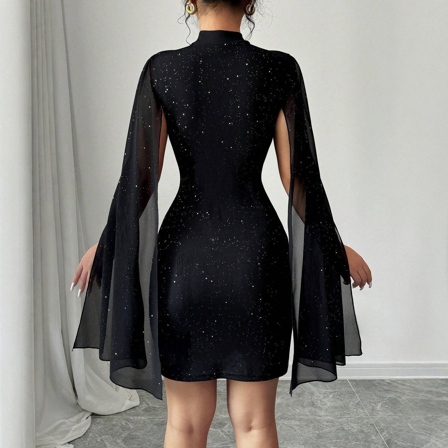 Rochie mulată din șifon cu perle și nervuri, cu guler rotund.