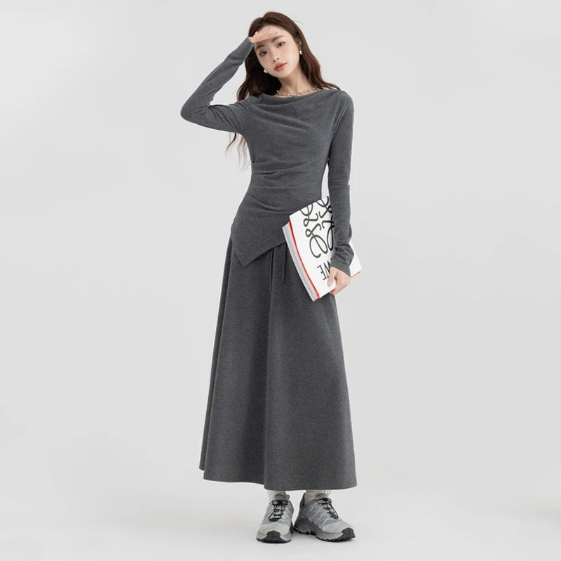 Set casual asimetric cu top și fustă cu umeri goi.