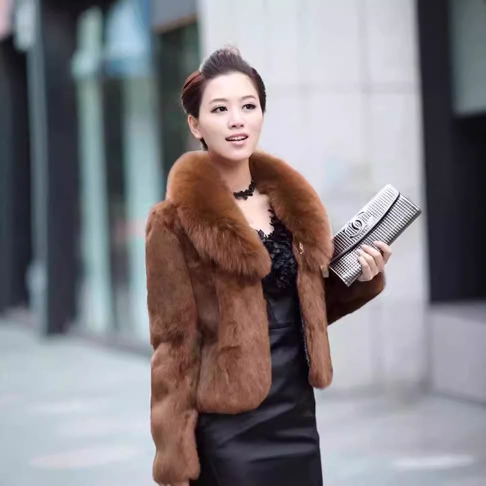 Haină scurtă din blană de iepure pentru femei, croială slim fit