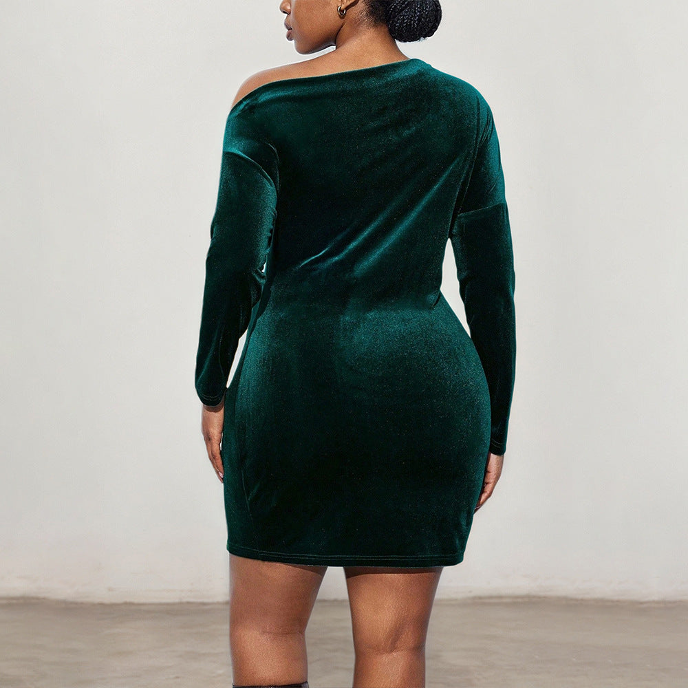 Rochie de seară, cu croială slim, pe un umăr.