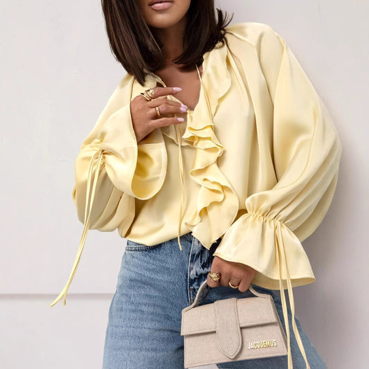 Cămașă de damă cu mâneci evazate, cu volane și șireturi