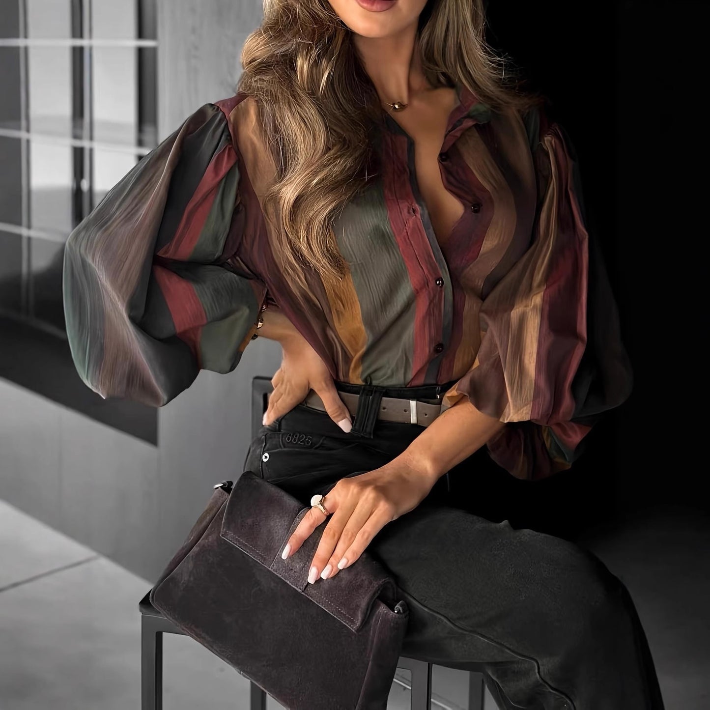 Top elegant cu mânecă lungă și un model subtil colorat