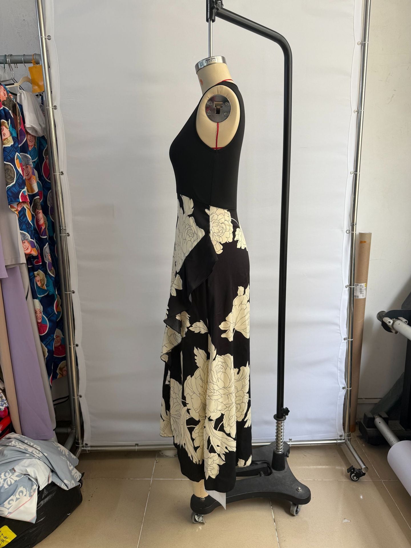 Rochie fără mâneci, cu guler rotund și volane, cu imprimeu floral