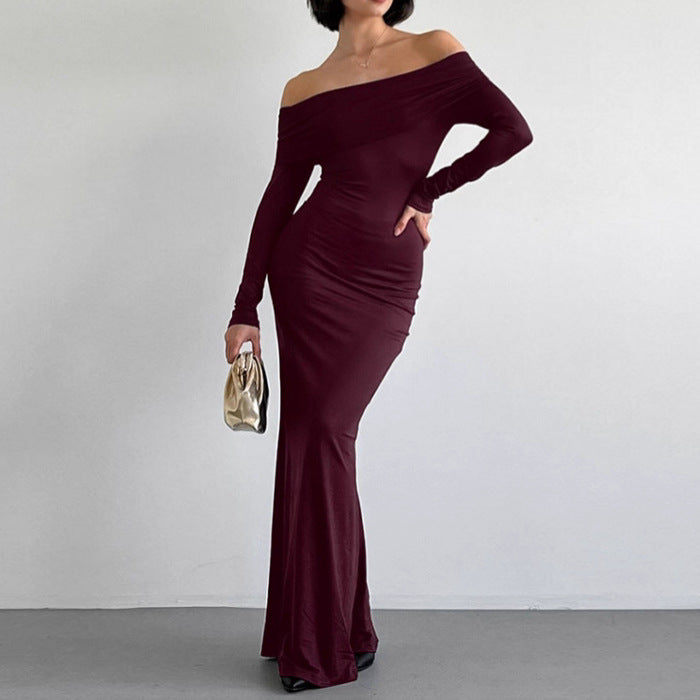 Rochie tip mânecă lungă, cu umerii goi.