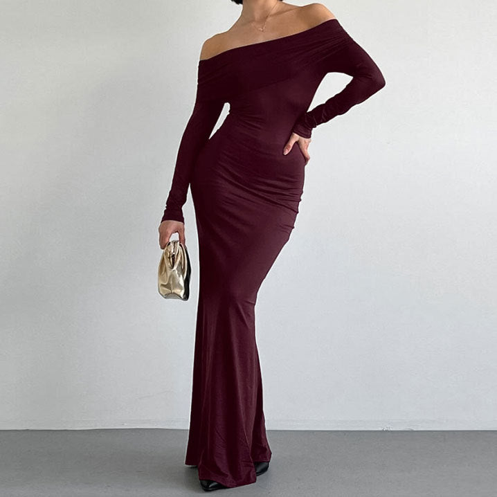 Rochie tip mânecă lungă, cu umerii goi.