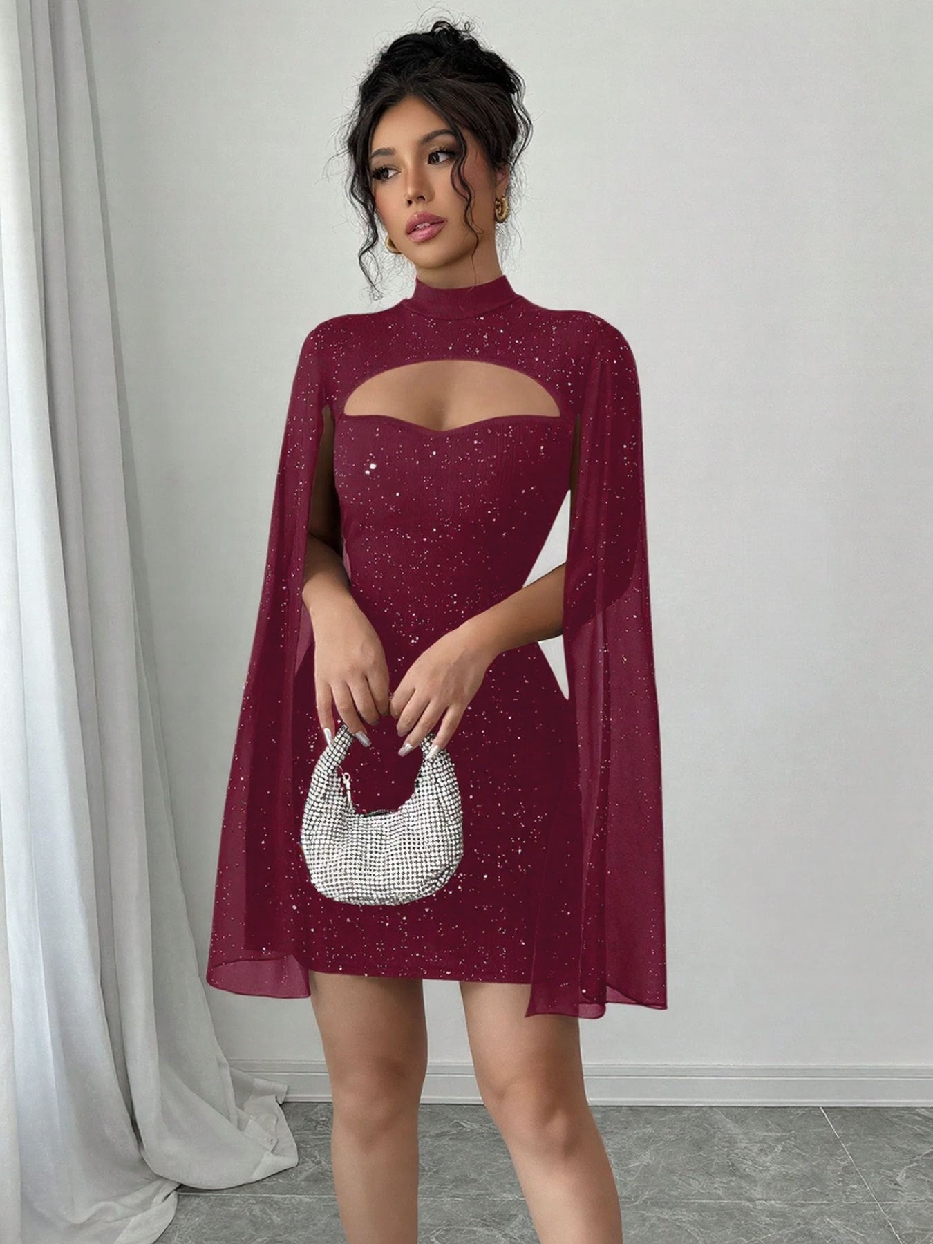 Rochie mulată din șifon cu perle și nervuri, cu guler rotund.