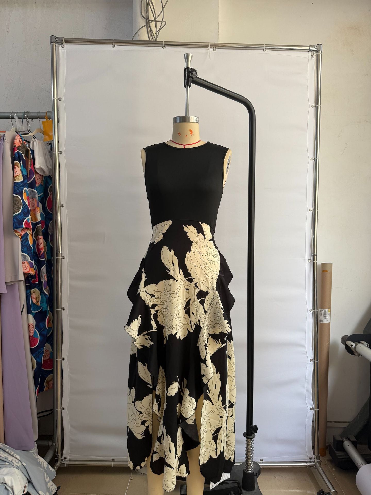 Rochie fără mâneci, cu guler rotund și volane, cu imprimeu floral