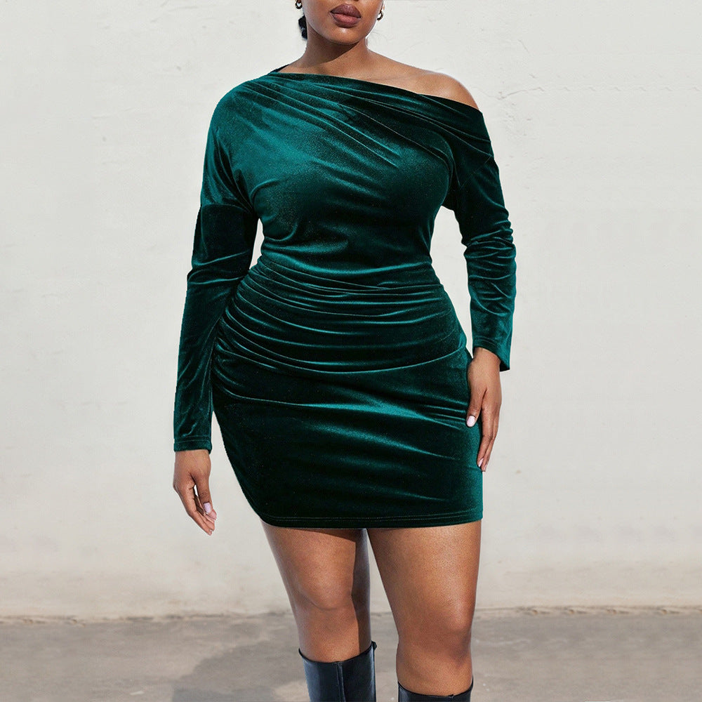 Rochie de seară, cu croială slim, pe un umăr.