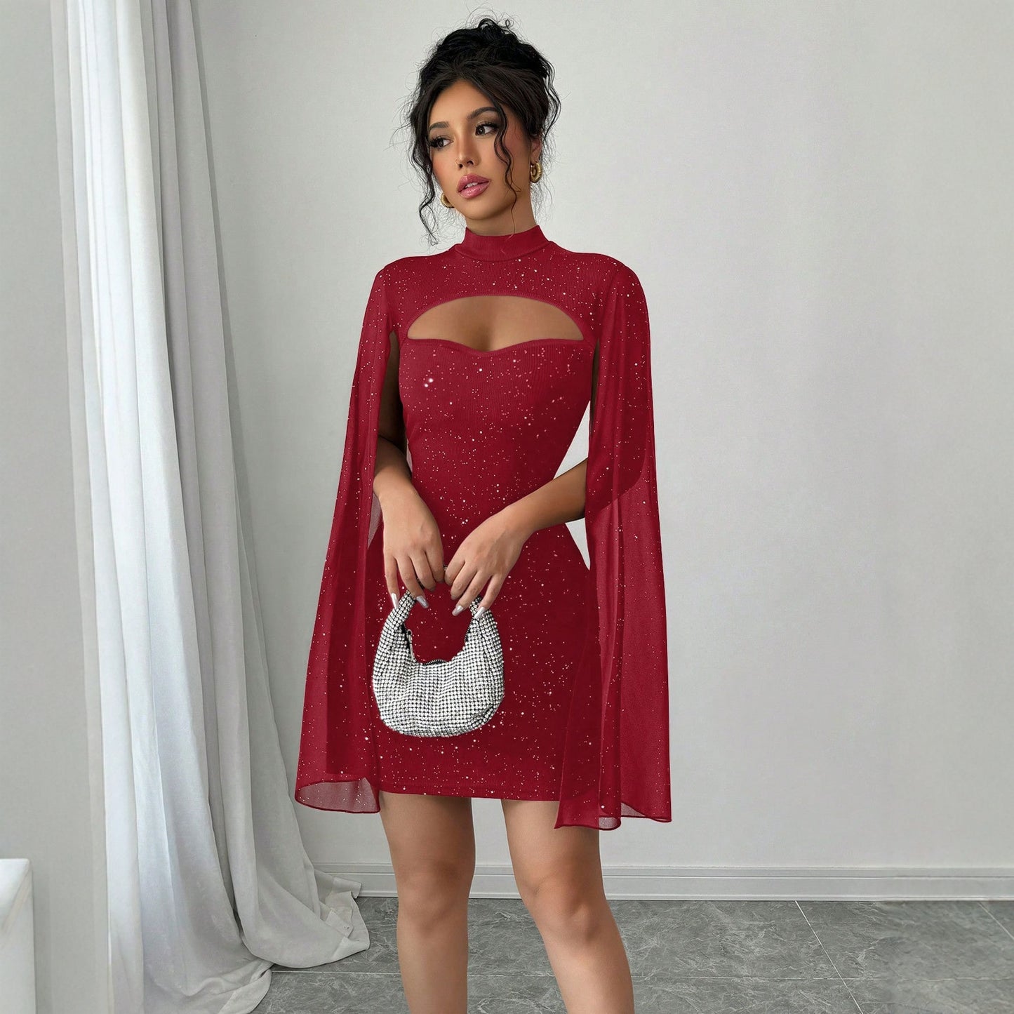 Rochie mulată din șifon cu perle și nervuri, cu guler rotund.