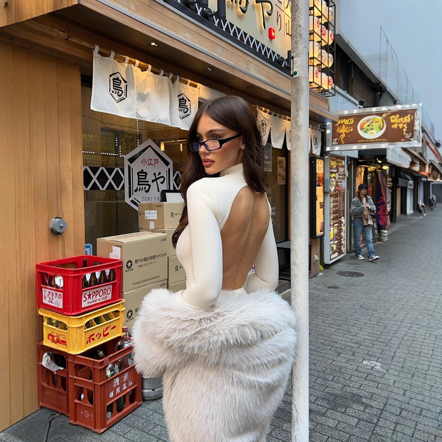 Rochie moderna femei, alba, cu guler.